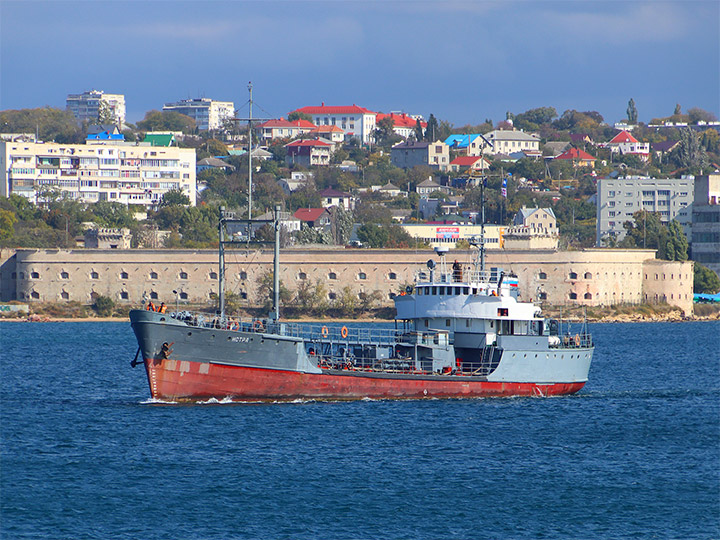Малый морской танкер "Истра" на фоне Михайловской батареи, Севастополь