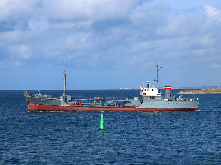 Малый морской танкер "Истра" выходит из Севастопольской бухты