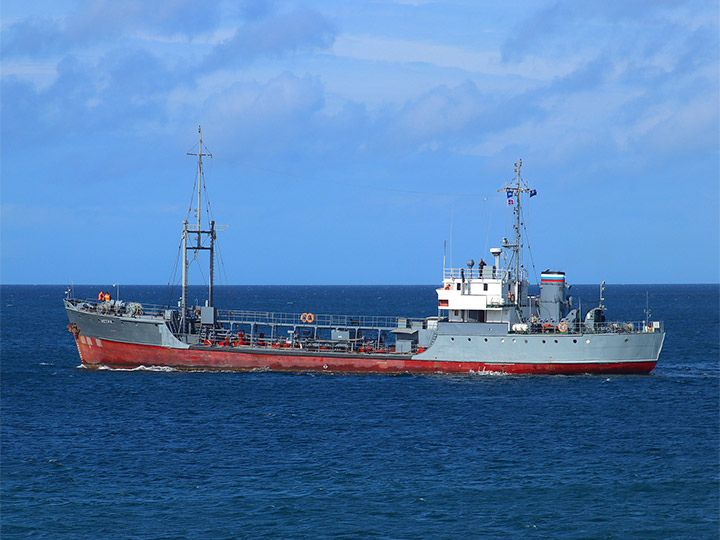 Малый морской танкер "Истра" Черноморского флота выходит в море