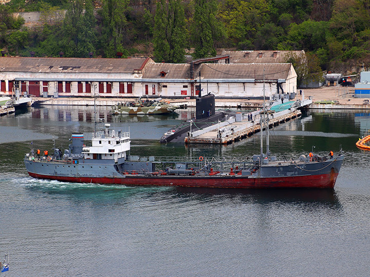 Малый морской танкер "Истра" на ходу в Южной бухте Севастополя