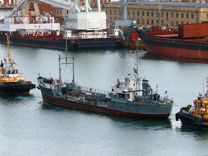 Буксировка малого морского танкера "Истра" в Южной бухте Севастополя