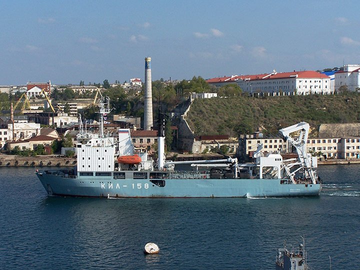 Килекторное судно "КИЛ-158" в Южной бухте Севастополя