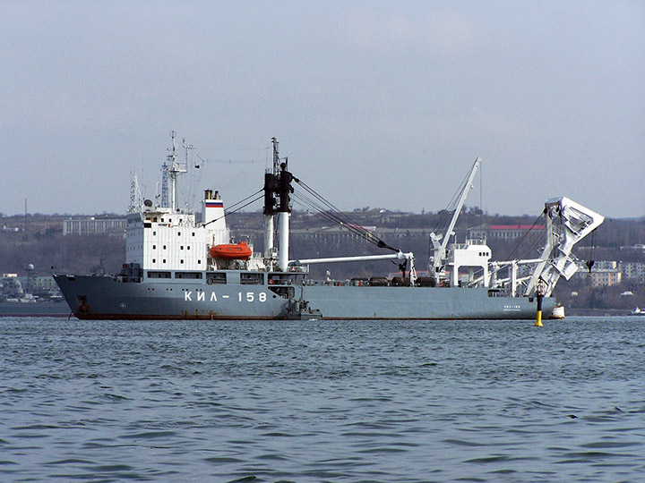 Постановка бочек килекторным судном "КИЛ-158" в Севастопольской бухте