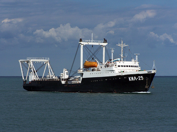 Килекторное судно "КИЛ-25" заходит в Севастопольскую бухту