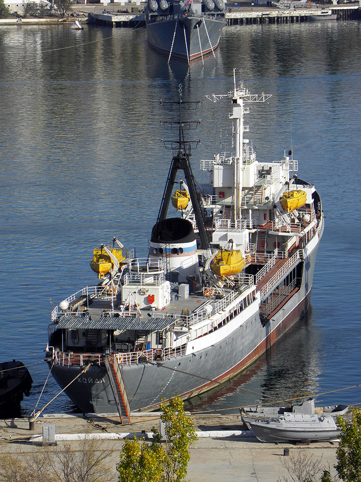 Средний морской танкер "Койда" на Угольном причале Севастополя
