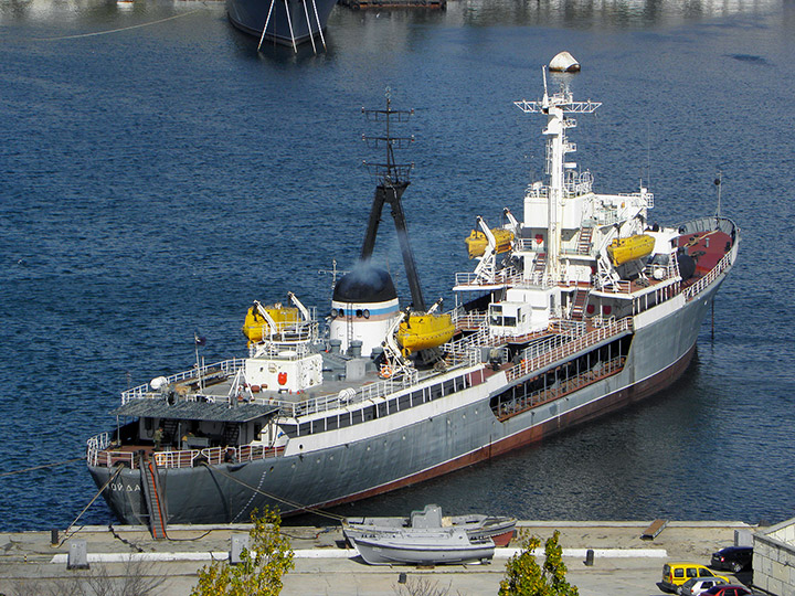 Средний морской танкер "Койда" на Угольном причале Севастополя