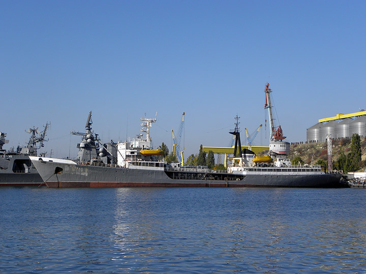 Средний морской танкер "Койда" - вид на левый борт