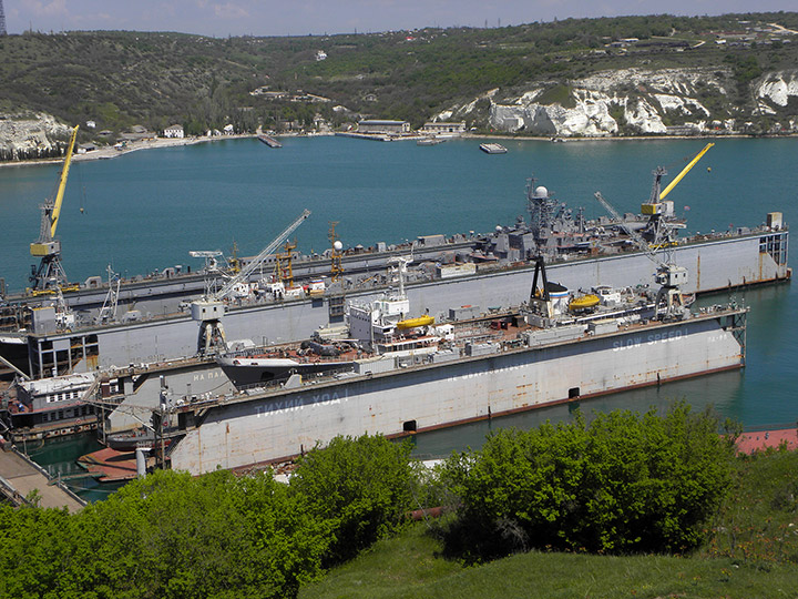 Средний морской танкер "Койда" в плавучем доке