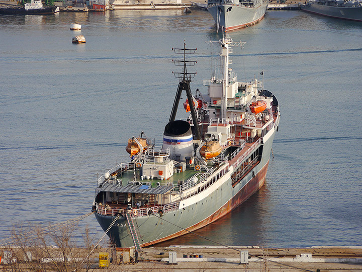 Средний морской танкер "Койда" у причала в Севастополе