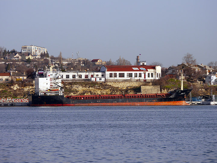 Военный транспорт "Кызыл-60" у причала в Севастопольской бухте
