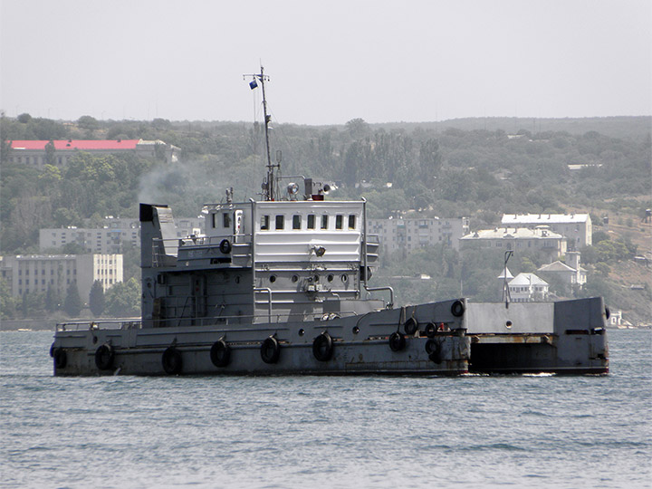 Нефтемусоросборщик "МУС-229" в Севастопольской бухте