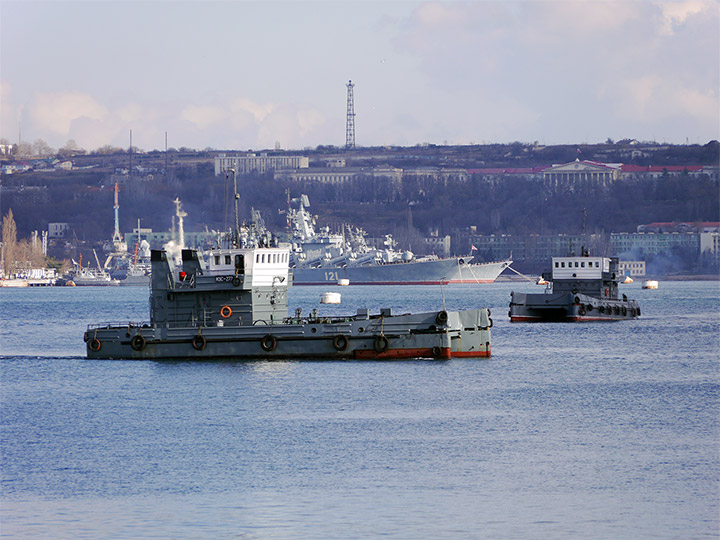 Нефтемусоросборщики "MУС-277" и "МУС-229" Черноморского флота