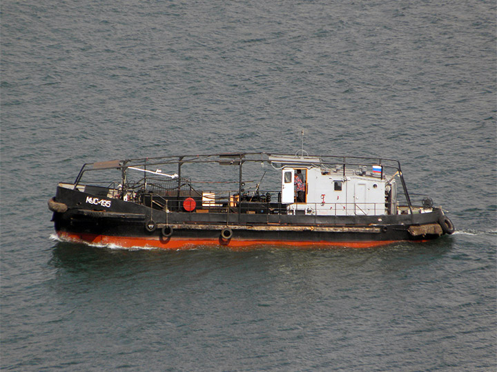 Нефтемусоросборщик "MУС-495" на ходу в Севастопольской бухте