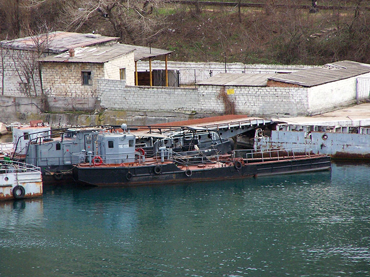 Нефтемусоросборщик MУС-899 Черноморского Флота у причала