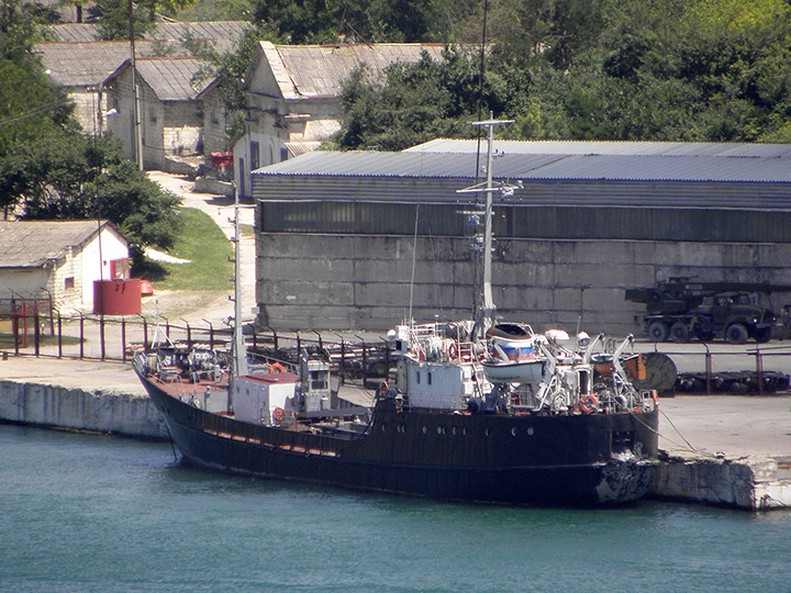 Опытовое судно "ОС-114" у причала арсенала Черноморского флота