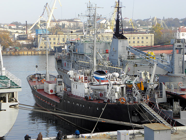 Опытовое судно "ОС-114" в Южной бухте Севастополя