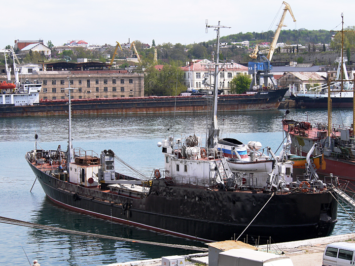 Опытовое судно "ОС-114" в б.Южная, Севастополь