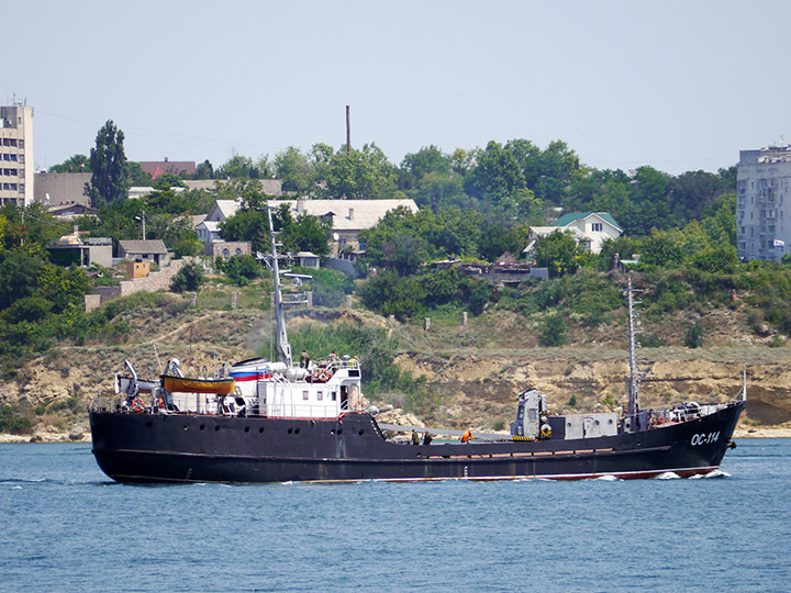 Опытовое судно "ОС-114" заходит в Севастопольскую бухту