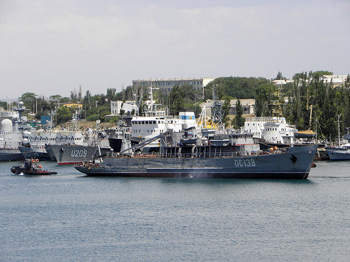 Опытовое судно "ОС-138" в Стрелецкой бухте Севастополя