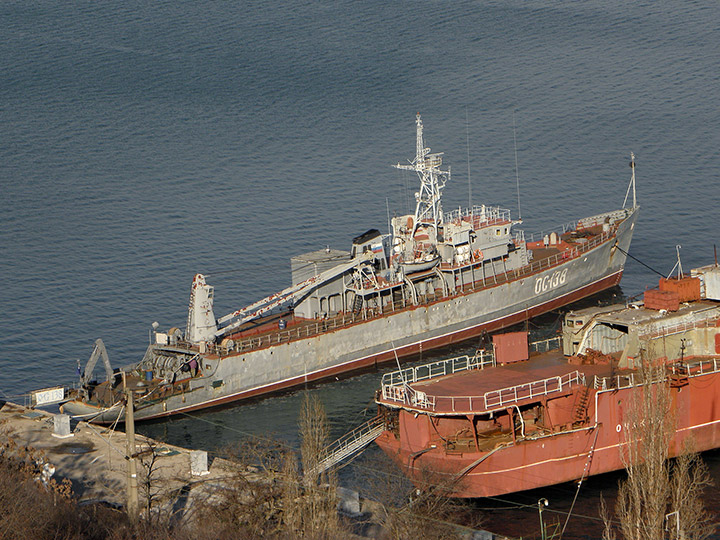 Опытовое судно "ОС-138" у причала
