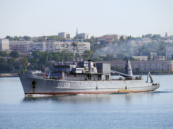 Опытовое судно "ОС-138" на фоне Северной стороны Севастополя