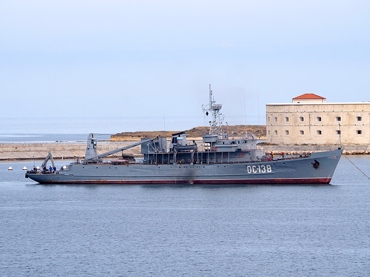 Опытовое судно "ОС-138" на фоне Константиновской батареи, Севастополь