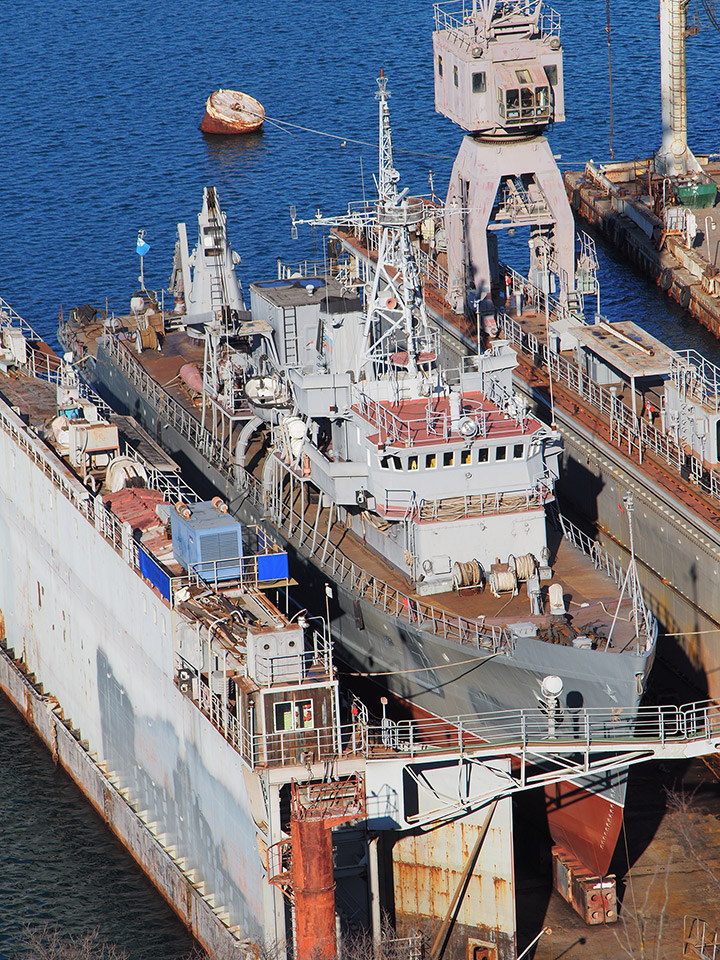 Опытовое судно "ОС-138" в плавучем доке ПД-80 в Севастополе