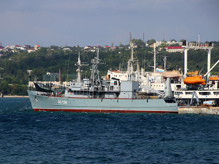 Опытовое судно "ОС-138" у Угольного причала, Севастополь