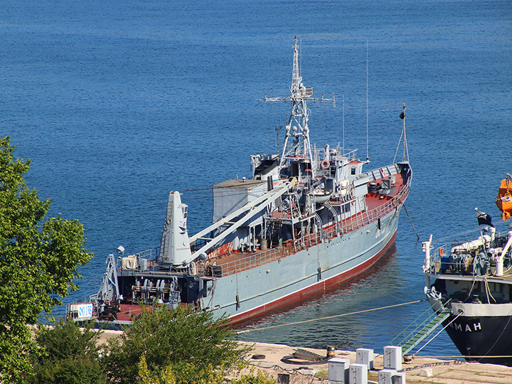 Опытовое судно "ОС-138" у Угольного причала, Севастополь