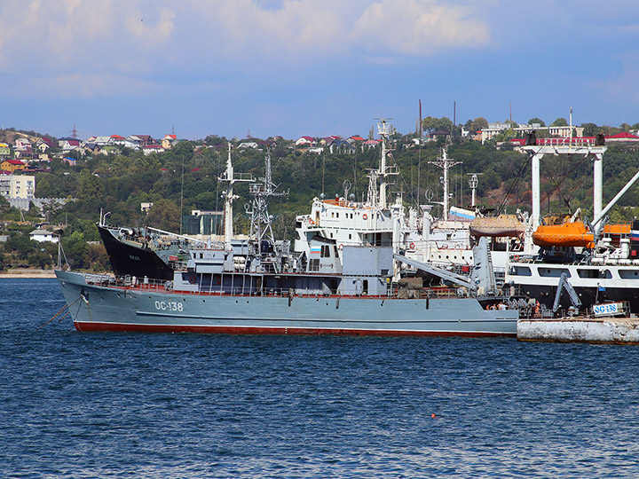 Опытовое судно "ОС-138" в Севастополе