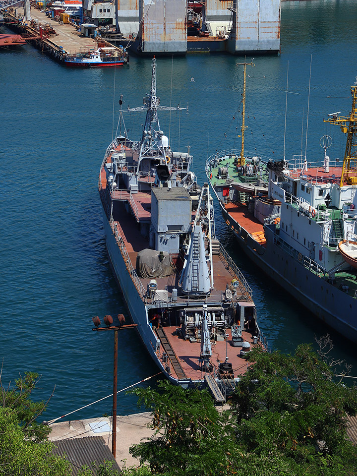Опытовое судно ОС-138 Черноморского флота у причала в Севастополе