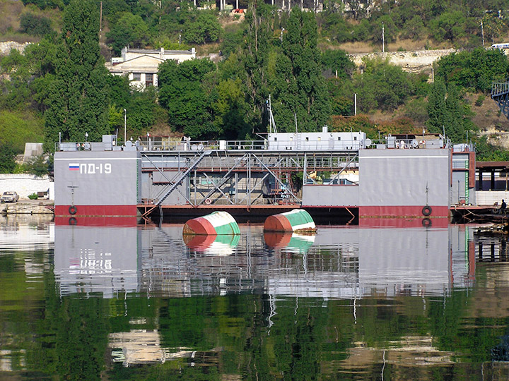 Плавучий док ПД-19 Черноморского флота России