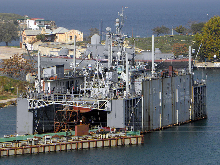 Плавучий док "ПД-32" - докование водолазного морского судна пр.535