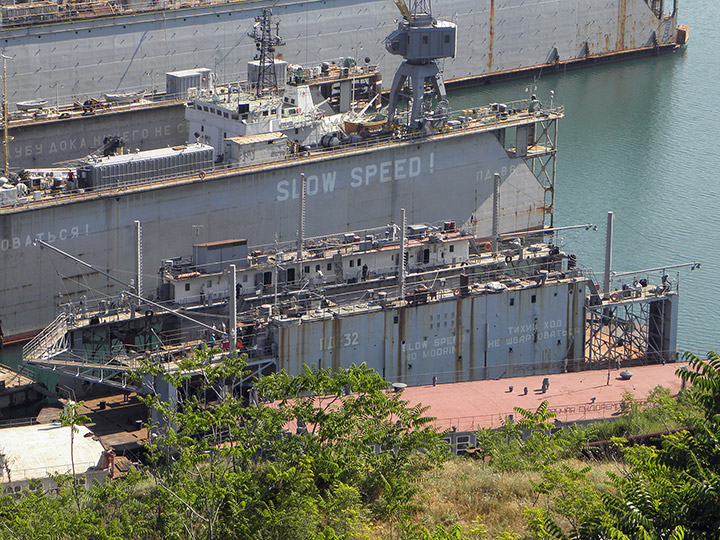 Плавучий док "ПД-32" у докового комплекса Черноморского флота в Севастополе