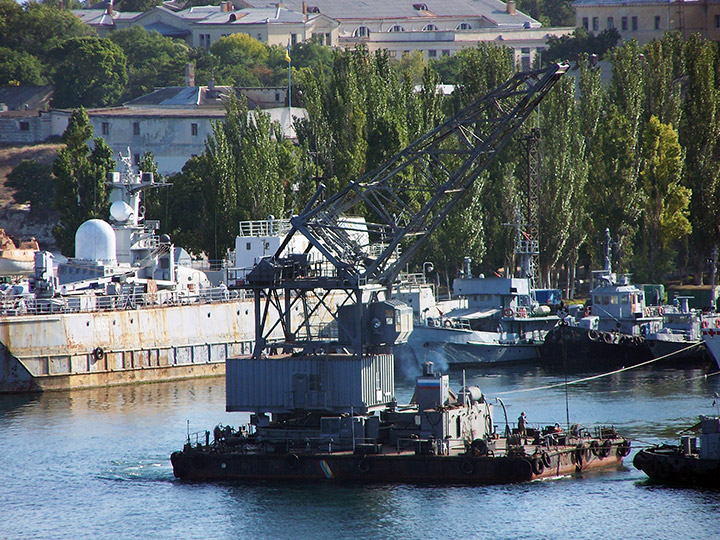 Буксировка плавучего крана "ПК-103030" Черноморского флота
