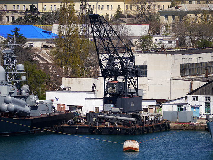 Плавучий кран "ПК-103030" с торпедными аппаратами калибра 533-мм