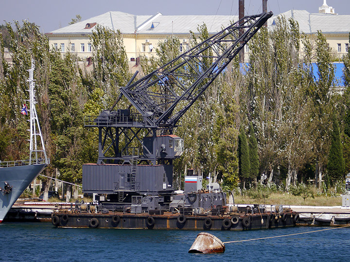 Плавучий кран "ПК-103030" Черноморского флота у причальной стенки