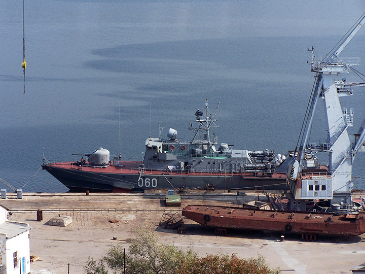 МПК "Владимирец" и плавкран "ПК-119025" Черноморского флота перед штормом