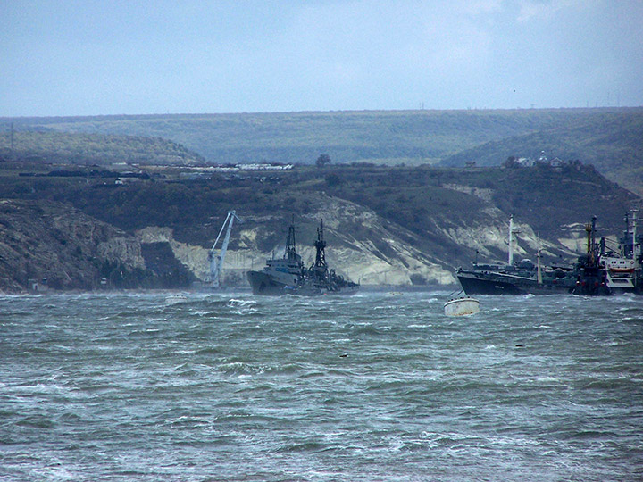 Плавкран "ПК-119025" и спасательное судно "ЭПРОН" Черноморского флота во время шторма