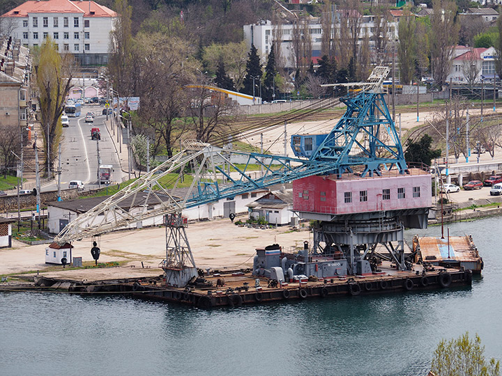 Плавучий кран "ПК-12050" в Южной бухте Севастополя