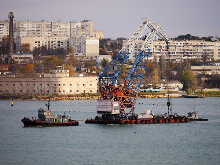 Буксировка плавучего крана "ПК-3100" Черноморского флота