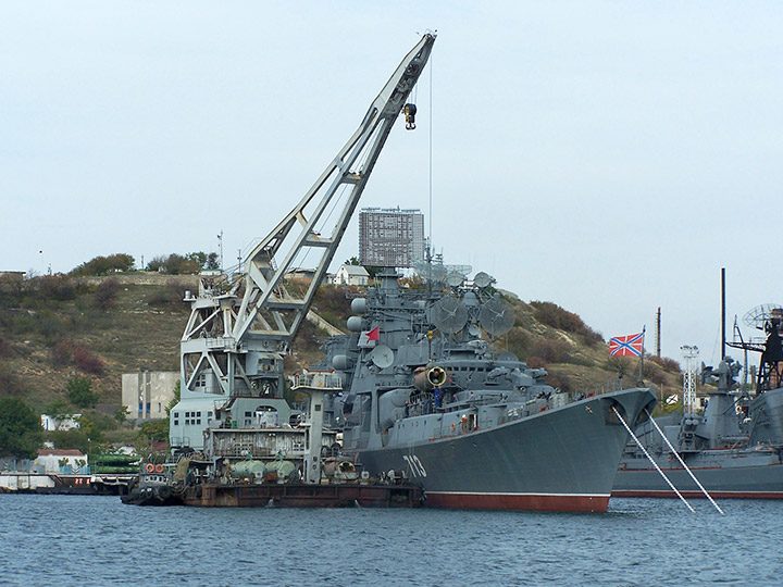 Плавучий кран "ПК-32050" на выгрузке противолодочных ракет БПК "Керчь"