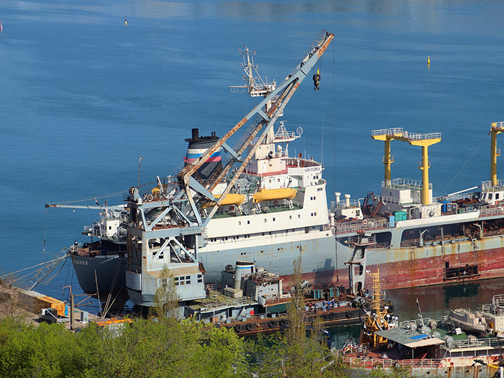 Плавучий кран ПК-32050 Черноморского флота у причала в Севастопольской бухте