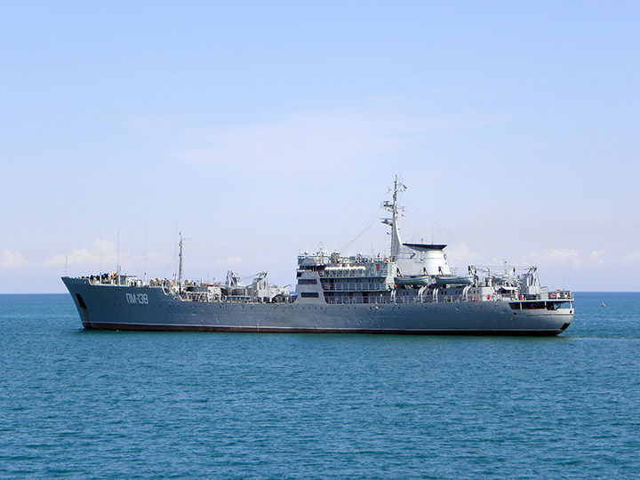 Плавучая мастерская "ПМ-138" в море