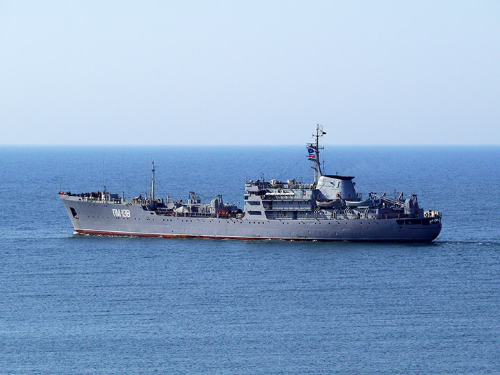 Плавмастерская "ПМ-138" Черноморского флота выходит в море