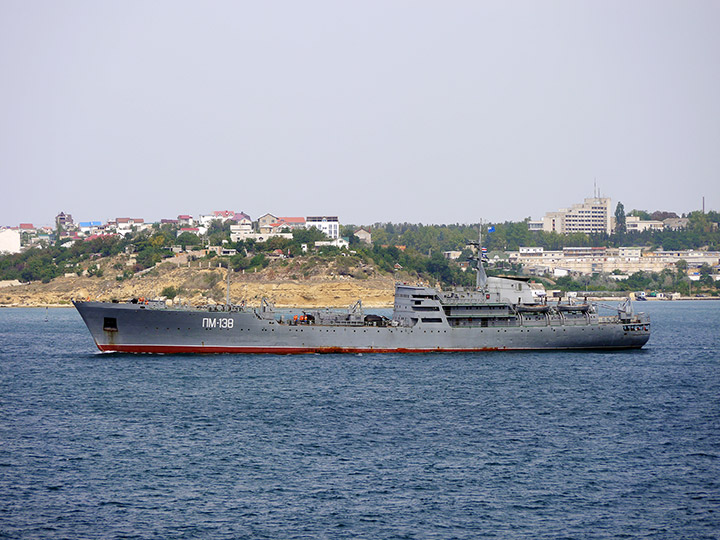 Плавучая мастерская "ПМ-138" выходит в море