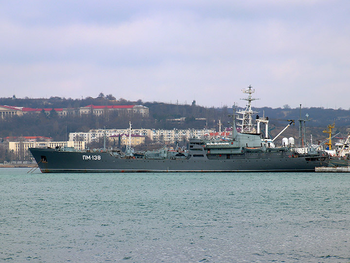 Плавучая мастерская ПМ-138 у причала в Севастопольской бухте