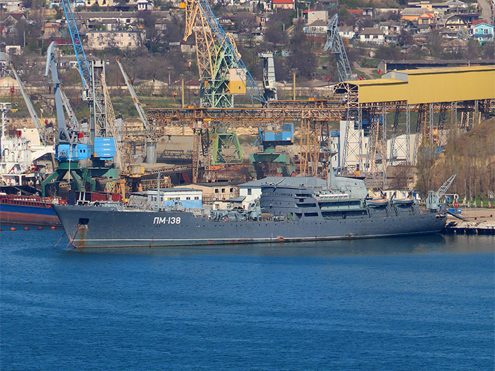 Плавучая мастерская ПМ-138 Черноморского флота у причала в Севастопольской бухте