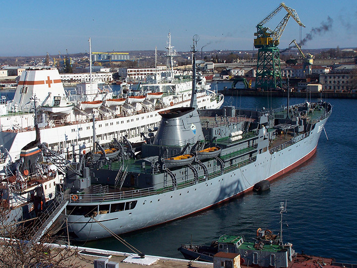 Плавмастерская "ПМ-56" Черноморского Флота в Южной бухте Севастополя