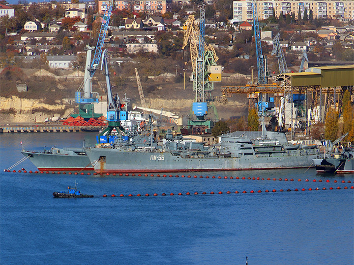 Плавучая мастерская ПМ-56 Черноморского флота у причала